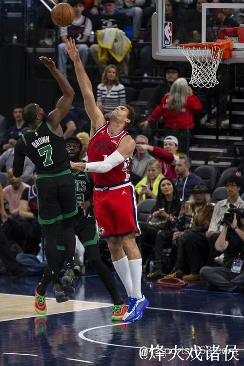 布朗50+5怀特29+7 凯尔特人终结快船6连胜 布朗50+5怀特29+7 凯尔特人终结快船6连胜